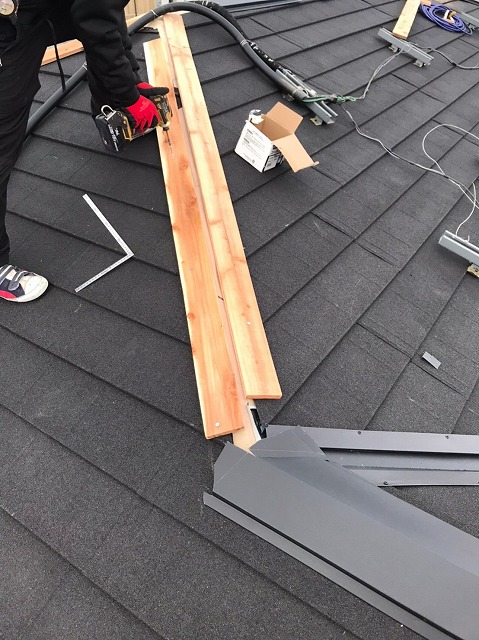 スレート屋根から横暖ルーフを使った屋根カバー工事を行いました！川口市屋根カバー工事　横暖ルーフαｓ　ニチハ　センタールーフ　スレートボロボロ　ガルバリウム鋼板　